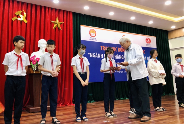 Đà Nẵng: Trao 100 triệu đồng học bổng hỗ trợ học sinh nghèo vượt khó - 1 Đà Nẵng: Trao 100 triệu đồng học bổng hỗ trợ học sinh nghèo vượt khó - 1