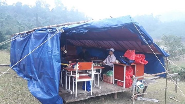 Chùm ảnh: Gian nan lớp học dựng bằng lán tạm sau lũ giữa rừng Trường Sơn - 4 Chùm ảnh: Gian nan lớp học dựng bằng lán tạm sau lũ giữa rừng Trường Sơn - 4