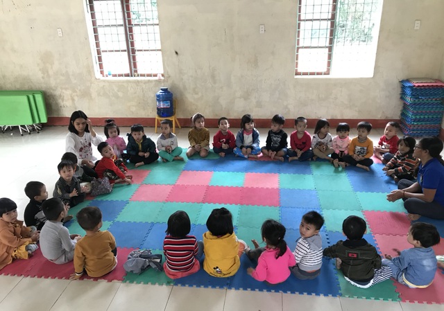 Điểm trường chờ sập, cô trò “chạy loạn” tá túc nhà văn hoá thôn - 11 Điểm trường chờ sập, cô trò “chạy loạn” tá túc nhà văn hoá thôn - 11
