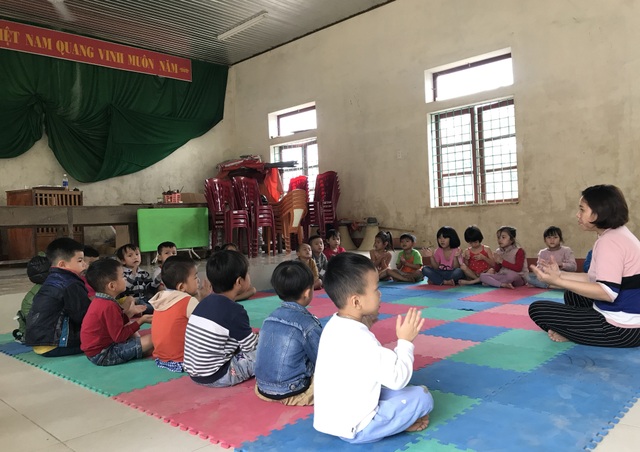 Điểm trường chờ sập, cô trò “chạy loạn” tá túc nhà văn hoá thôn - 7 Điểm trường chờ sập, cô trò “chạy loạn” tá túc nhà văn hoá thôn - 7