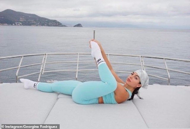 Bạn gái Ronaldo tập yoga trên du thuyền - 3 Bạn gái Ronaldo tập yoga trên du thuyền - 3