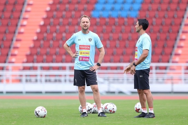 Tuyển Thái Lan chuẩn bị nghiêm túc cho trận gặp đội Thai-League All Stars - 12 Tuyển Thái Lan chuẩn bị nghiêm túc cho trận gặp đội Thai-League All Stars - 12