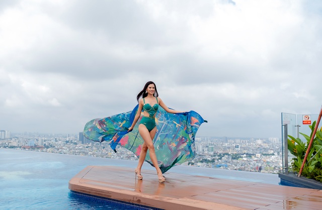 Thái Thị Hoa catwalk trên tầng cao chọc trời thi “Trang phục đi biển” - 3