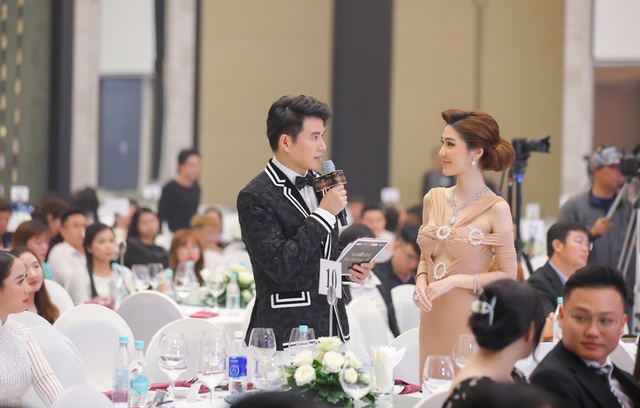 Vũ Mạnh Cường cùng Lương Thùy Linh công bố vương miện Hoa Hậu - 1 Vũ Mạnh Cường cùng Lương Thùy Linh công bố vương miện Hoa Hậu - 1
