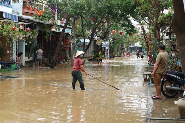 Người dân Hội An giúp nhau dọn lũ lụt rồi… đón bão - 12 Người dân Hội An giúp nhau dọn lũ lụt rồi… đón bão - 12