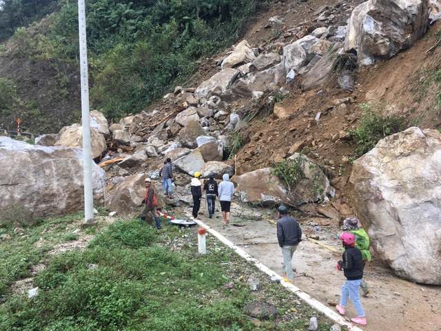 Hãi hùng những tảng đá khổng lồ lăn từ trên núi xuống đường - 1 Hãi hùng những tảng đá khổng lồ lăn từ trên núi xuống đường - 1