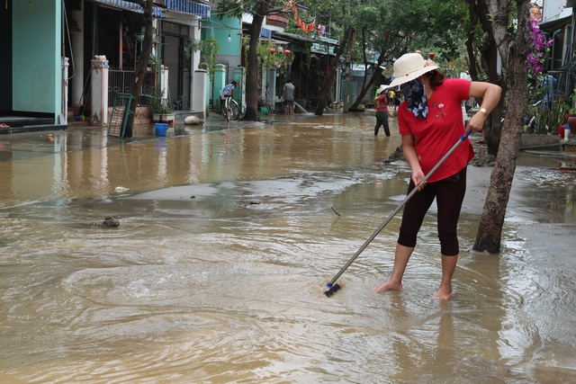 Người dân Hội An giúp nhau dọn lũ lụt rồi… đón bão - 13 Người dân Hội An giúp nhau dọn lũ lụt rồi… đón bão - 13