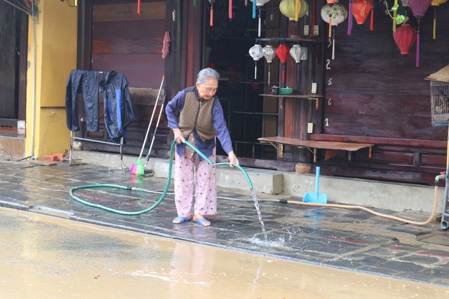 Người dân Hội An giúp nhau dọn lũ lụt rồi… đón bão - 4 Người dân Hội An giúp nhau dọn lũ lụt rồi… đón bão - 4