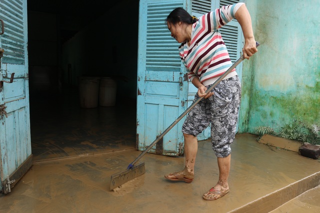 Người dân Hội An giúp nhau dọn lũ lụt rồi… đón bão - 6 Người dân Hội An giúp nhau dọn lũ lụt rồi… đón bão - 6