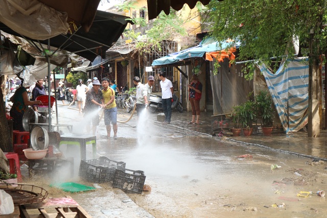 Người dân Hội An giúp nhau dọn lũ lụt rồi… đón bão - 8 Người dân Hội An giúp nhau dọn lũ lụt rồi… đón bão - 8