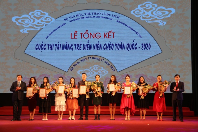 Trao 28 huy chương cho các tài năng trẻ sân khấu Chèo chuyên nghiệp - 3 Trao 28 huy chương cho các tài năng trẻ sân khấu Chèo chuyên nghiệp - 3