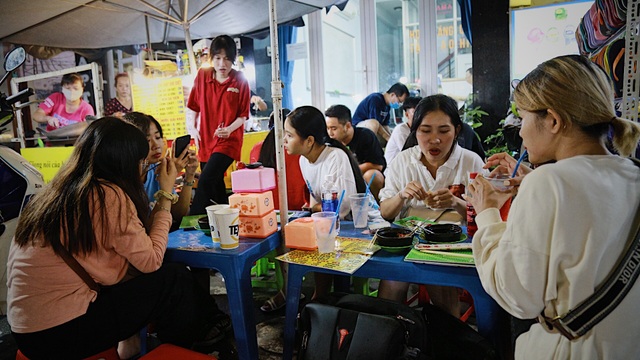 Ấm áp tình người ở quán cơm cháy của vợ chồng câm điếc - 7 Ấm áp tình người ở quán cơm cháy của vợ chồng câm điếc - 7
