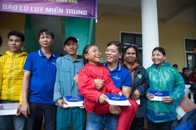 Người dân xứ Quảng rưng rưng nhận hỗ trợ - 4 Người dân xứ Quảng rưng rưng nhận hỗ trợ - 4