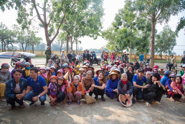 Người dân xứ Quảng rưng rưng nhận hỗ trợ - 7 Người dân xứ Quảng rưng rưng nhận hỗ trợ - 7