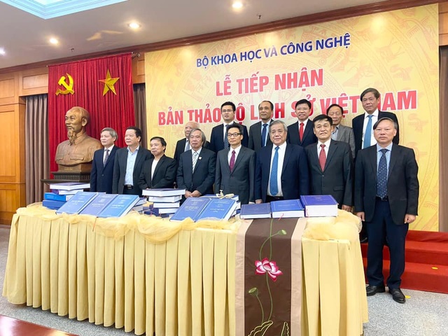 Gần 300 nhà khoa học bàn giao Bản thảo Bộ Lịch sử Việt Nam - 1 Gần 300 nhà khoa học bàn giao Bản thảo Bộ Lịch sử Việt Nam - 1