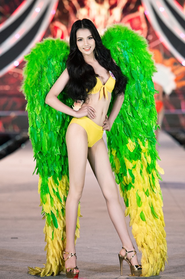 Trần Tiểu Vy, Phương Nga và Thúy An cùng Top 35 trình diễn bikini nóng bỏng - 13 Trần Tiểu Vy, Phương Nga và Thúy An cùng Top 35 trình diễn bikini nóng bỏng - 13