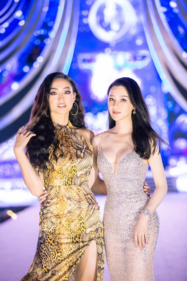 Thái Như Ngọc quyến rũ với lưng trần, ngực đầy - 4 Thái Như Ngọc quyến rũ với lưng trần, ngực đầy - 4