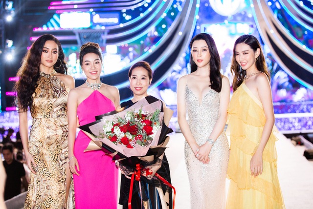 Thái Như Ngọc quyến rũ với lưng trần, ngực đầy - 2 Thái Như Ngọc quyến rũ với lưng trần, ngực đầy - 2