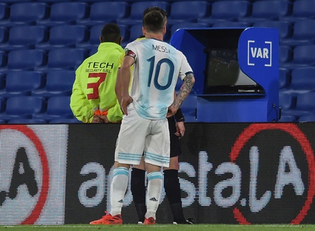 Tranh cãi gay gắt về bàn thắng bị từ chối của Messi - 1 Tranh cãi gay gắt về bàn thắng bị từ chối của Messi - 1