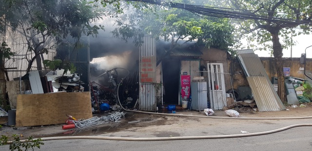 Hanoi: Junkyard caught fire, 1 firefighter injured - 2