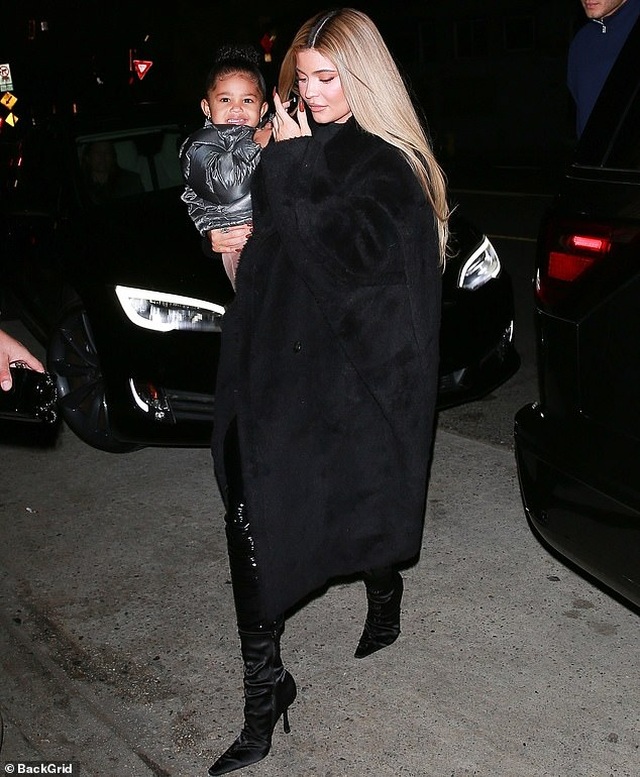Kylie Jenner sành điệu bế con ra phố - 1 Kylie Jenner sành điệu bế con ra phố - 1