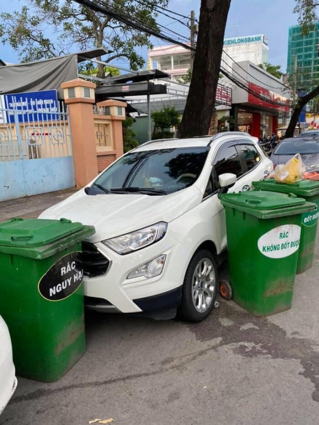 Đỗ xe bị xịt sơn, dán giấy: Từ văn hóa tiện đến sự bất cập trong quy hoạch - 3 Đỗ xe bị xịt sơn, dán giấy: Từ văn hóa tiện đến sự bất cập trong quy hoạch - 3