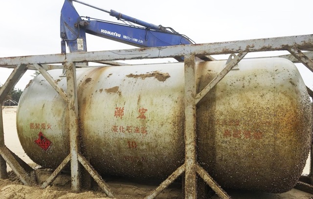 Lại phát hiện bồn kim loại in chữ Trung Quốc trôi dạt trên biển - 3 Lại phát hiện bồn kim loại in chữ Trung Quốc trôi dạt trên biển - 3
