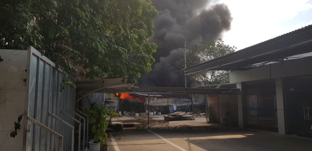 Hanoi: Junkyard caught fire, 1 firefighter injured - 1