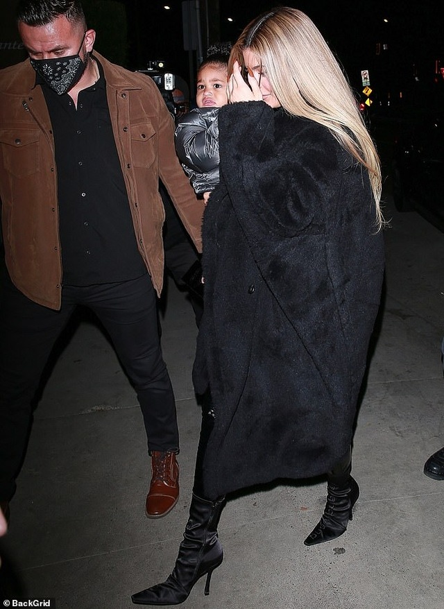 Kylie Jenner sành điệu bế con ra phố - 2 Kylie Jenner sành điệu bế con ra phố - 2