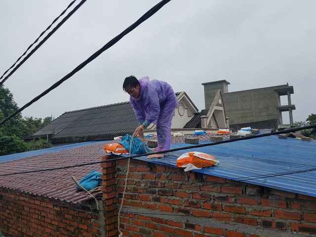 Vùng ven biển đã có gió to, người dân cấp tập chống bão - 27 Vùng ven biển đã có gió to, người dân cấp tập chống bão - 27