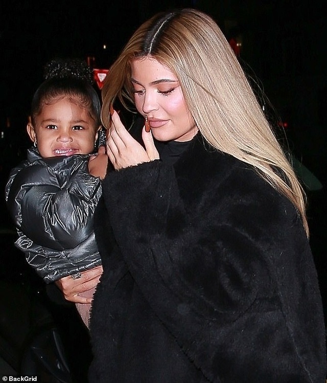 Kylie Jenner sành điệu bế con ra phố - 3 Kylie Jenner sành điệu bế con ra phố - 3