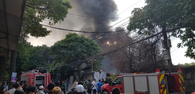 Hanoi: Junkyard caught fire, 1 firefighter injured - 3