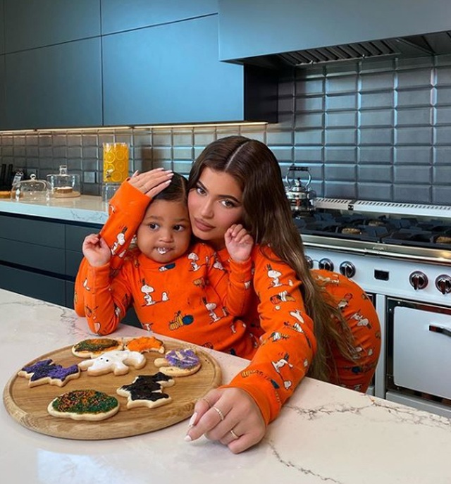Kylie Jenner sành điệu bế con ra phố - 5 Kylie Jenner sành điệu bế con ra phố - 5