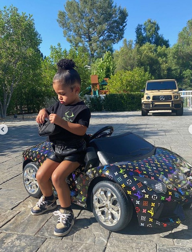 Kylie Jenner sành điệu bế con ra phố - 8 Kylie Jenner sành điệu bế con ra phố - 8