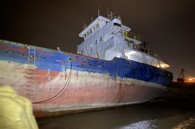 Protecting 2,800-ton ships stranded before Typhoon 13-2