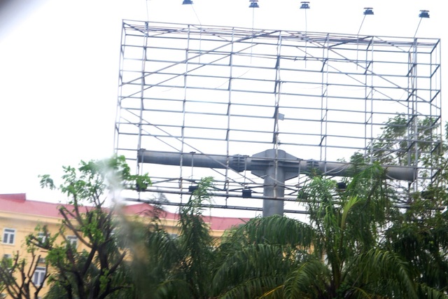 E ngại cơn bão mạnh, các cửa hàng ra sức băng bó, chống nạng - 7 E ngại cơn bão mạnh, các cửa hàng ra sức băng bó, chống nạng - 7