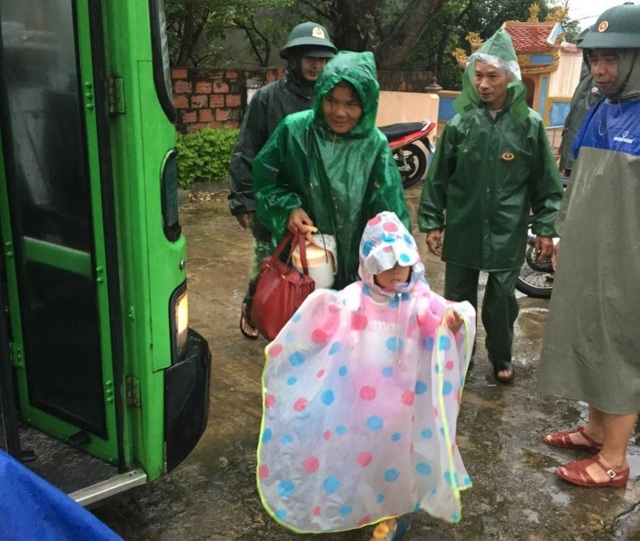 Người dân trên đảo Cồn Cỏ xuống hầm tránh trú bão - 17 Người dân trên đảo Cồn Cỏ xuống hầm tránh trú bão - 17