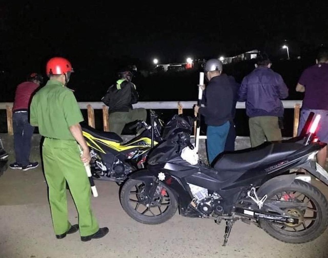 Riding the motorcycle from the bridge to the stream, the young woman tragically died - 2