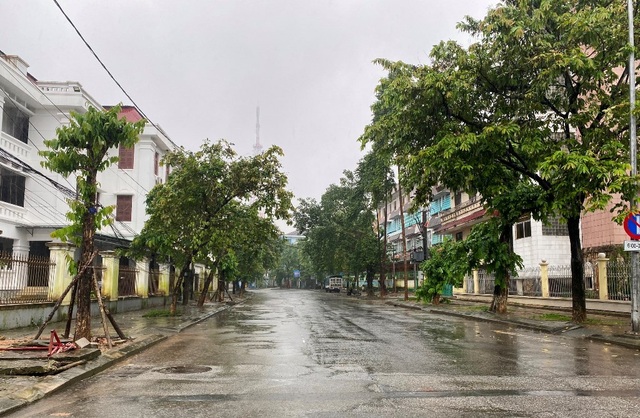 E ngại cơn bão mạnh, các cửa hàng ra sức băng bó, chống nạng - 14 E ngại cơn bão mạnh, các cửa hàng ra sức băng bó, chống nạng - 14