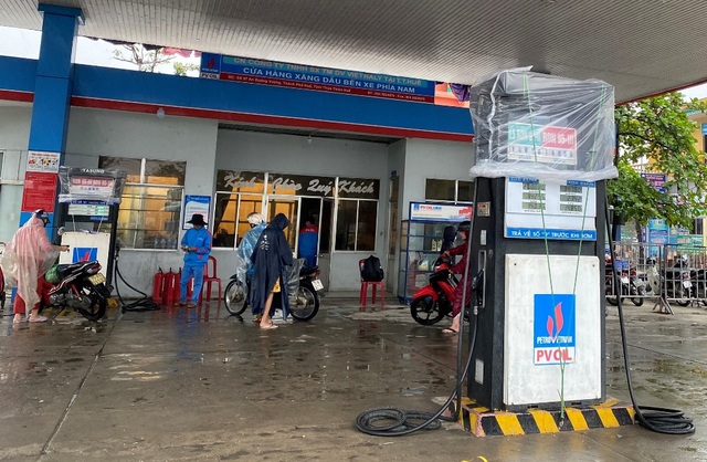 E ngại cơn bão mạnh, các cửa hàng ra sức băng bó, chống nạng - 9 E ngại cơn bão mạnh, các cửa hàng ra sức băng bó, chống nạng - 9