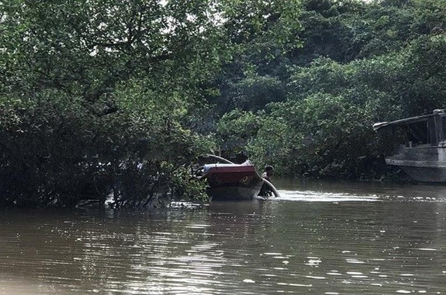 Công an nổ súng truy đuổi 8 chiếc thuyền đang bơm hút cát trái phép - 1