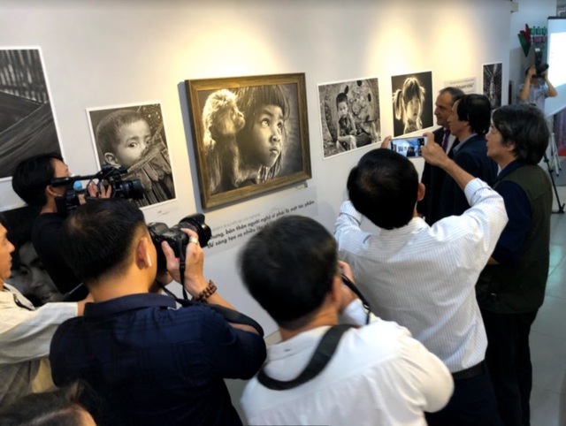 Nhiếp ảnh Lê Hồng Linh bán đấu giá tác phẩm đạt giải quốc tế Bé và khỉ - 6