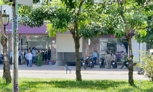 Nghi án nam thanh niên xông vào cướp ngân hàng ở Sài Gòn - 2