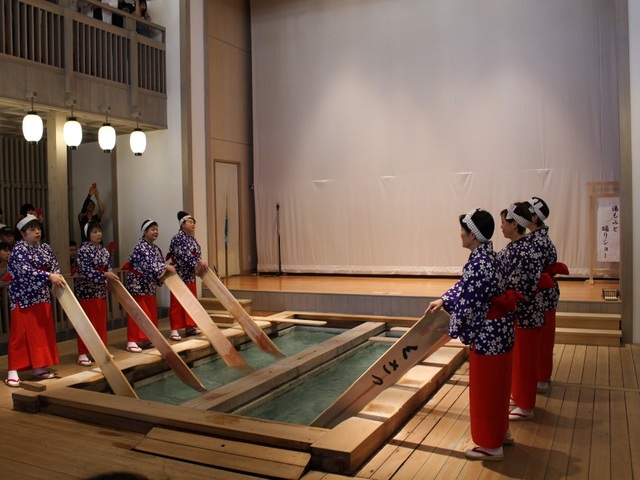 Nghệ thuật múa làm nguội nước tắm onsen ở Kusatsu - 4 Nghệ thuật múa làm nguội nước tắm onsen ở Kusatsu - 4