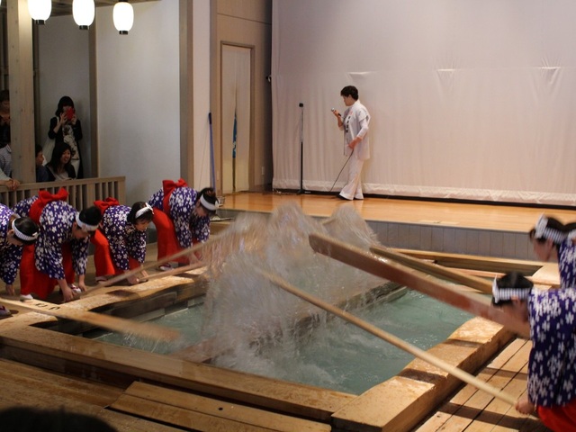 Nghệ thuật múa làm nguội nước tắm onsen ở Kusatsu - 6 Nghệ thuật múa làm nguội nước tắm onsen ở Kusatsu - 6