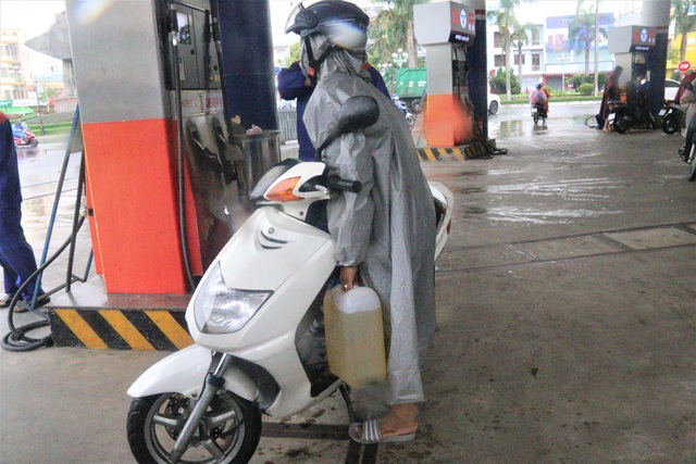 Sợ mất điện do “siêu bão”, người dân Đà Nẵng đổ xô mua xăng dầu dự trữ - 2 Sợ mất điện do “siêu bão”, người dân Đà Nẵng đổ xô mua xăng dầu dự trữ - 2