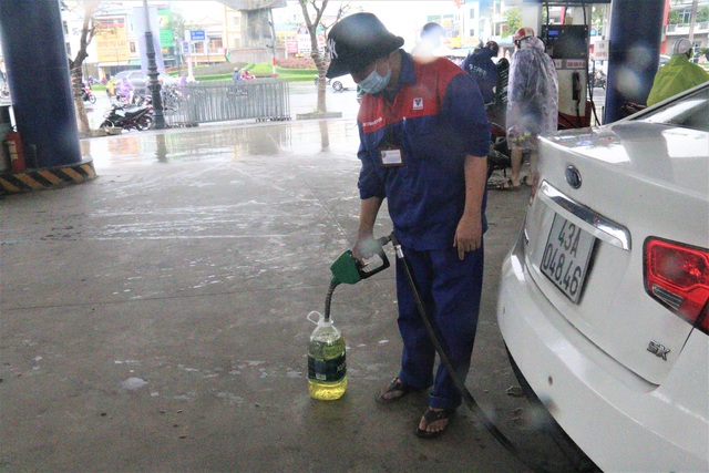 Sợ mất điện do “siêu bão”, người dân Đà Nẵng đổ xô mua xăng dầu dự trữ - 4