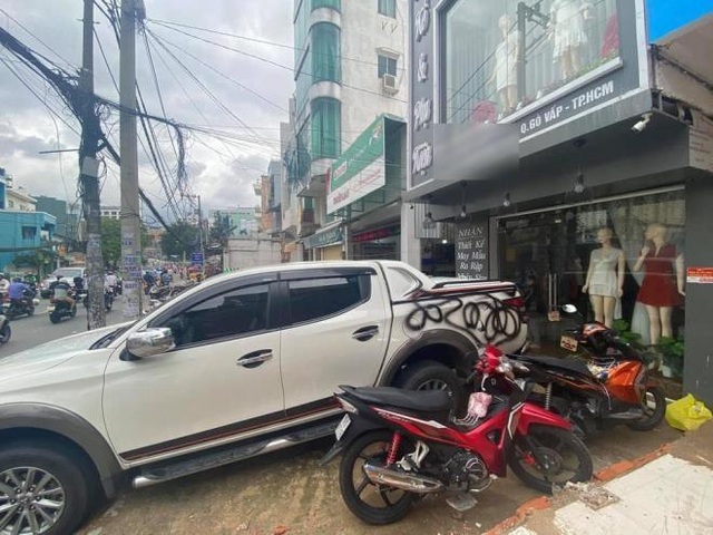 Đỗ xe bị xịt sơn, dán giấy: Từ văn hóa tiện đến sự bất cập trong quy hoạch - 1 Đỗ xe bị xịt sơn, dán giấy: Từ văn hóa tiện đến sự bất cập trong quy hoạch - 1