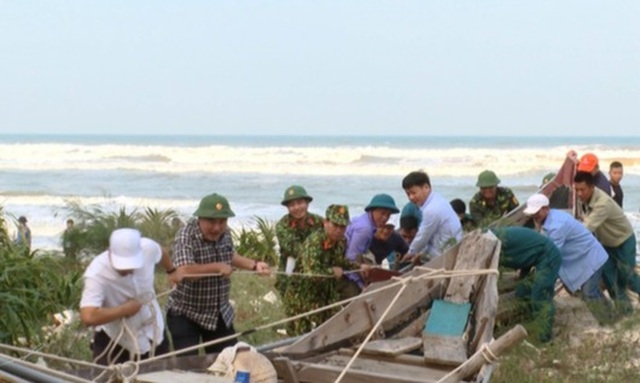 Vùng ven biển đã có gió to, người dân cấp tập chống bão - 7 Vùng ven biển đã có gió to, người dân cấp tập chống bão - 7