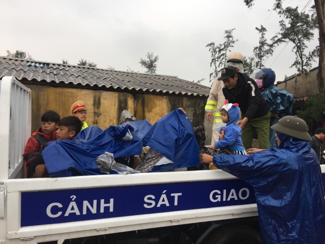 Vùng ven biển đã có gió to, người dân cấp tập chống bão - 12 Vùng ven biển đã có gió to, người dân cấp tập chống bão - 12